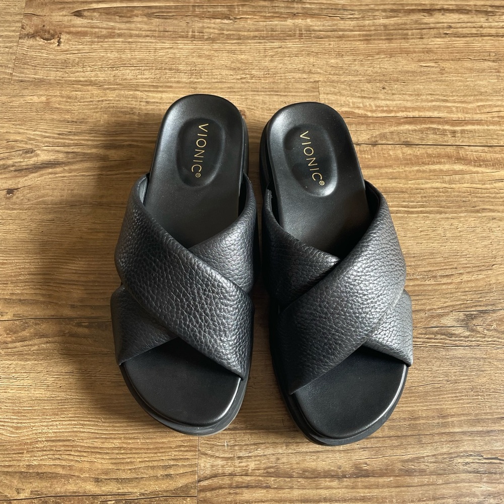 Vionic Women's Vesta Black Crisscross Leather Sandals